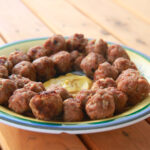 Albóndigas de carne típicas de Grecia, rellenas de queso e ideales para aperitivo o cena