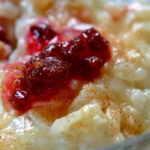 Cremoso arroz con leche con su canela y ricos frutos del bosque Cremoso arroz con leche con su canela y ricos frutos del bosque