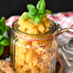 Ensalada de pasta con manzana verde, piña y salsa de curry