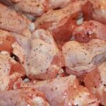 Un guiso de pollo con pimientos y hierbas para disfrutar en frío o caliente Un guiso de pollo con pimientos y hierbas para disfrutar en frío o caliente