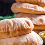Pan de pita relleno con ingredientes saludables, ligeros y económicos Pan de pita relleno con ingredientes saludables, ligeros y económicos