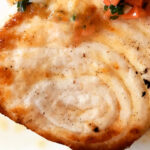 Un rico pescado con una salsa casera de toma pan y moja Un rico pescado con una salsa casera de toma pan y moja