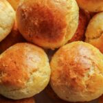 Mediasnoches o brioches recién salidas del horno y rellenos de bonito y queso Mediasnoches o brioches recién salidas del horno y rellenos de bonito y queso