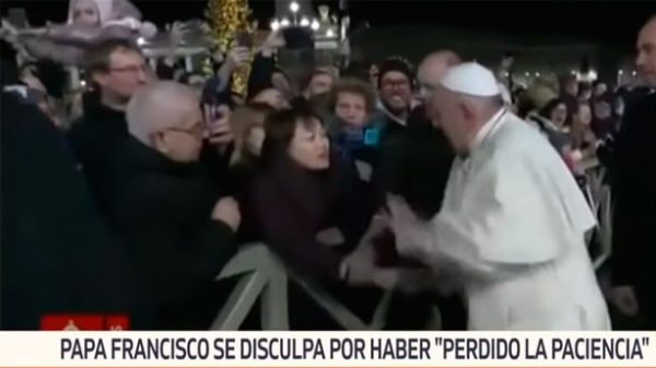 Francisco tuvo que disculparse por su reprimenda y manotazo en la plaza de San Pedro. (Foto: T13)