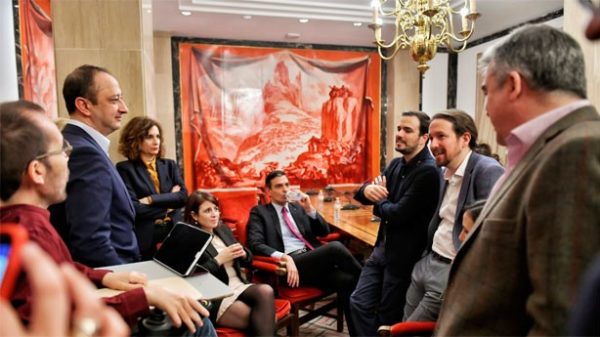 El ambiente distendido en la historia foto de Dani gago de la firma del pacto de PSOE y Unidas Podemos. (Foto: )