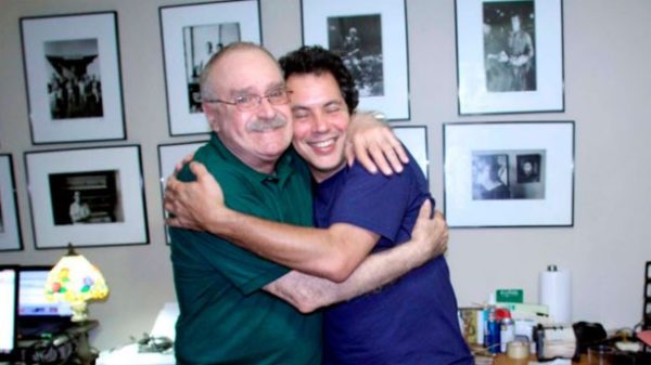 Iván Cañas con el autor de El Fogonero. (Foto: EF)