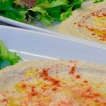 El humus también se puede acompañar de un poco de ensalada. (Foto: Pixabay)