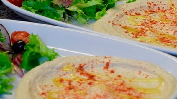 El humus también se puede acompañar de un poco de ensalada. (Foto: Pixabay)