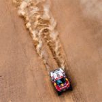 Fernando Alonso perdió dos horas y media en reparar su Toyota. (Foto. @RallyDakar)