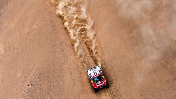 Fernando Alonso perdió dos horas y media en reparar su Toyota. (Foto. @RallyDakar)