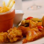 Unos nuggets de pescado bien escurridos sobre papel de cocina. (Foto: Pixabay)