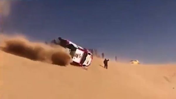 Doble vuelta de campana sin consecuencias para Alonso. (Foto: captura YT)