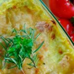 Un rico gratén con una ensalada de tomates. (Foto: Pixabay)