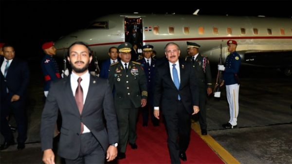 Danilo Medina en la base aérea de San isidro a su regreso de Ciudad de Guatemala. (Foto: PGRD/Luis Tito)
