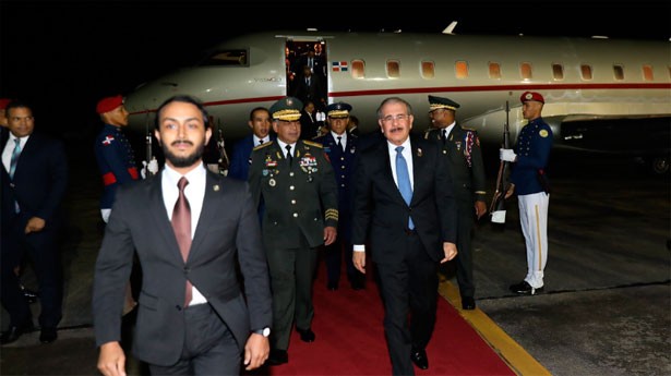 Danilo Medina en la base aérea de San isidro a su regreso de Ciudad de Guatemala. (Foto: PGRD/Luis Tito)