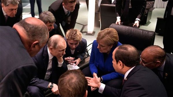 Angela Merkel en uno de los momentos intensos de los debates en Berlín. (Foto: )