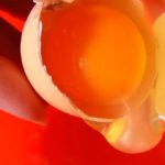 Casca los huevos desde cierta altura sobre las patatas. (Foto: Pixabay)