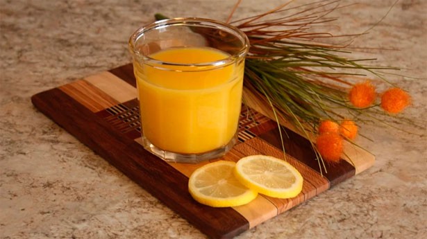 Zumo de naranja y de limón para marinar la carne. (Foto: Pixabay)