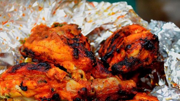 Dorar bien el pollo por todos los lados y reservar caliente. (Foto: Pixabay)