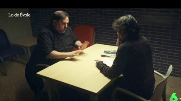 Évole durante su entrevista a Junqueras en la cárcel. (Foto: La Sexta)