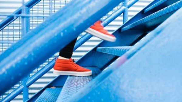 Hay un mundo esperando para vivir muchos primeros pasos. (Foto: Lindsay Henwood/Unsplash)