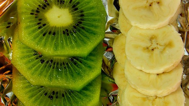Lonchas de kiwi y plátano para preparar al horno. (Foto: Pixabay)