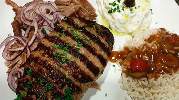 Una forma bonita de servir los bifteki. (Foto: Instagram/Gyros Express)