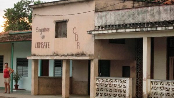 El cine Justo del Paradero de Camarones. A su derecha