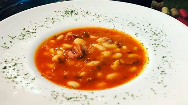 Ricas judías con carne y chorizo para amantes de los platos de cuchara. (Foto: Instagram/juancocinaycome)