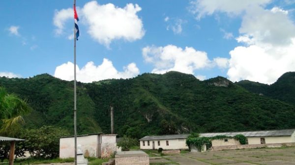 La plaza de la escuela al campo de El Nicho