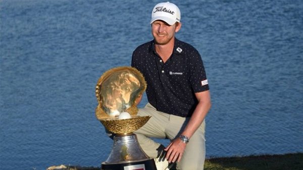 Jorge Campillo con su trofeo de madre perla logrado en Catar. (Foto: