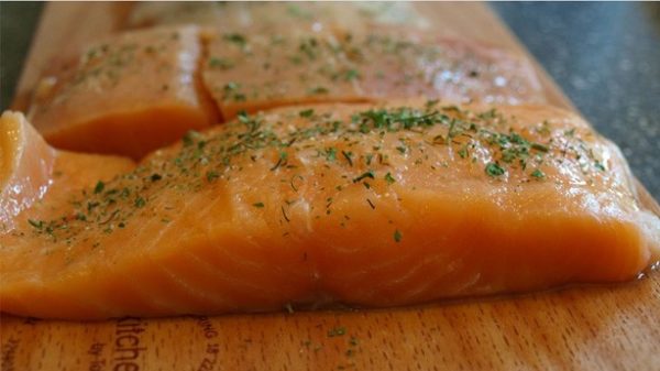 Unos lomos de salmón siempre apetecibles. (Foto: Pixabay)