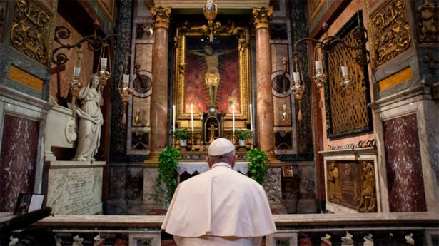 El Papa ante el crucifijo de la Gran Peste. (Foto: @CV/VaticanMedia)