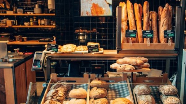 En la panadería. (Photo by Miti on Unsplash)