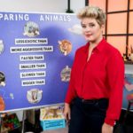 Tania Llasera da clases de inglés a los niños de lunes a viernes. (Foto: Mediaset)