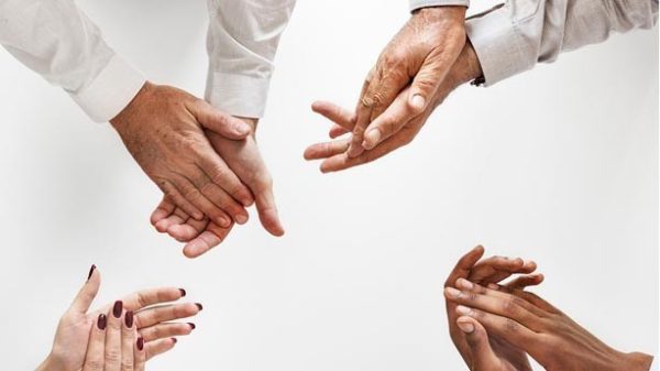 Una sola mano no puede aplaudir. (Pixabay)