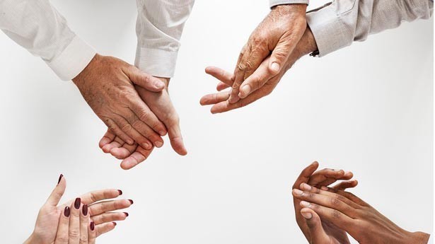 Una sola mano no puede aplaudir. (Pixabay)
