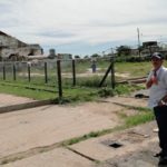 Mi tío Aldo Yero Mosteiro en las ruinas de Cienfuegos Carga. (Foto: EF)