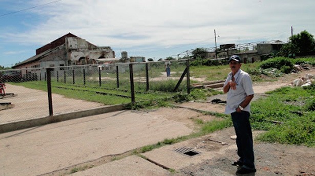 Mi tío Aldo Yero Mosteiro en las ruinas de Cienfuegos Carga. (Foto: EF)