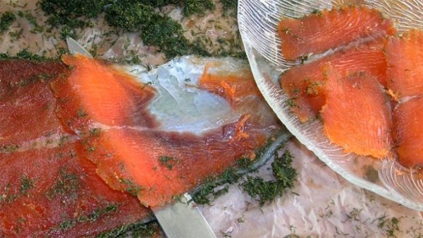 Rico salmón ahumado para una ensalada muy especial. (Foto: Pixabay)
