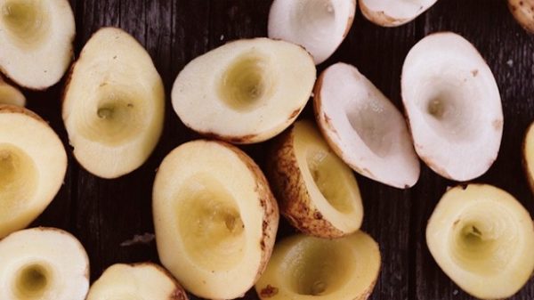 Hacer un agujero en las patatas y sacarle buena parte de su carne. (Foto: Pixabay)