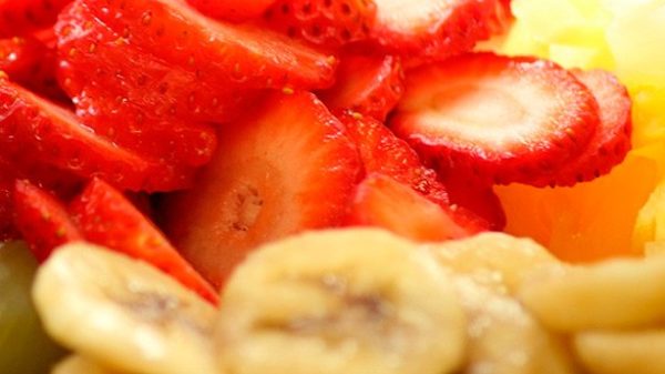 Rodajas de fresas y plátano para una rica ensalada. (Foto: Pixabay)