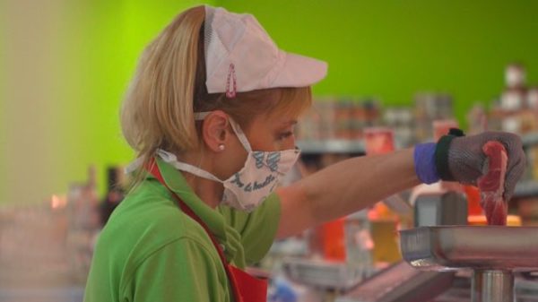 Los empleados de supermercados están muy expuestos por su relación con los clientes. (Foto: Antena 3)