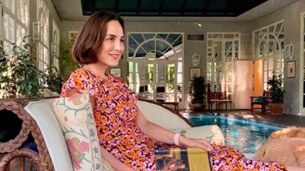 Tamara Falcó en casa de Isabel Preysler leyendo un libro sobre vino de Carlos Falcó. (Foto: Instagram)