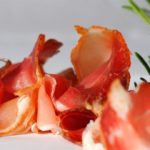 El jamón serrano bien cortado es fundamental en esta receta. (Foto: Pixabay)