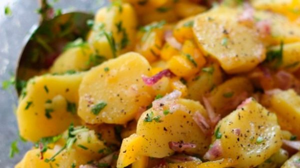Esta ensalada de patata no se sirve muy fría. (Foto: Pixabay)