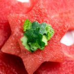 La sandía se puede cortar con moldes de galletas para darle un toque festivo a la ensalada. (Foto: Ana_J/Pixabay)