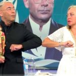 Conferencia de paz con lágrimas y choque de codos. (Foto: Telecinco)