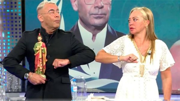 Conferencia de paz con lágrimas y choque de codos. (Foto: Telecinco)