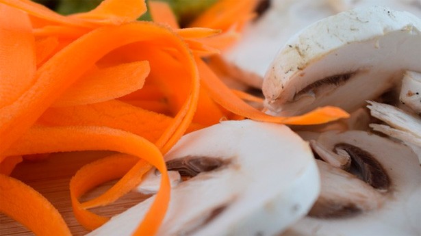 Cahmpiñones y zanahoria para un rico plato. (Foto: ExplorerBob/Pixabay)